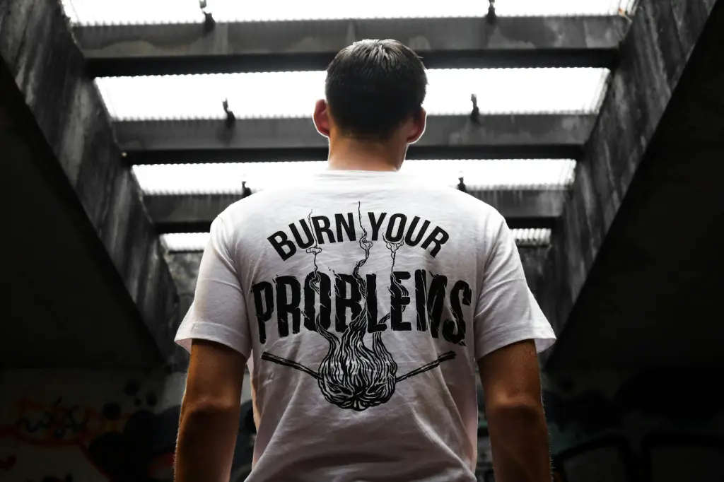 unsplash_D1QI9bx8KUM_tee-shirt homme.webp.jpg.jpg